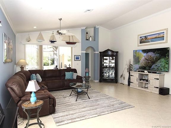 4th image of 621 NW Whitfield Way