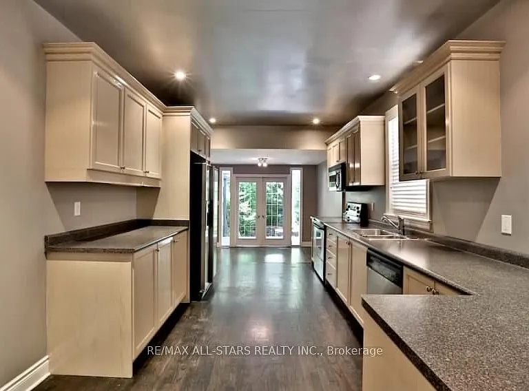 68 Macpherson Ave — Photo 6