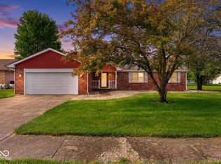 915 Oak Park Dr, Shelbyville, IN 46176