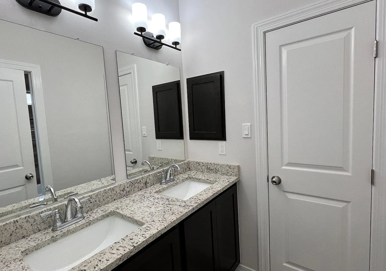 Spacious 4-Bedroom Home with Open Floor Plan & Ample Storage! — Photo 4
