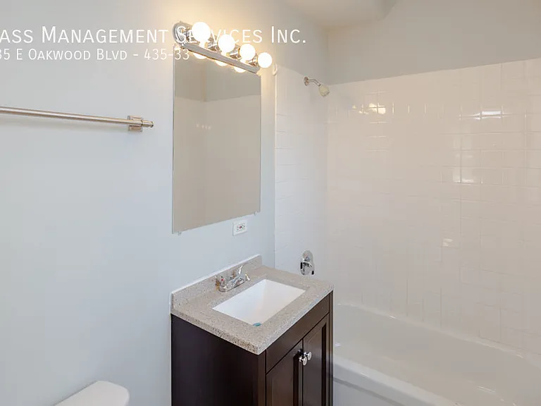 427-39 E Oakwood Blvd — Photo 18