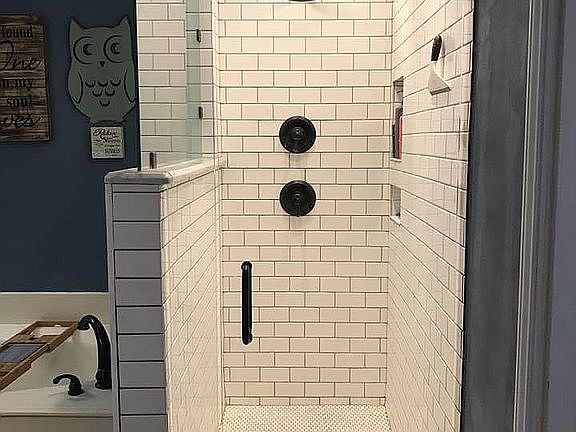 Master shower with 2 heads!