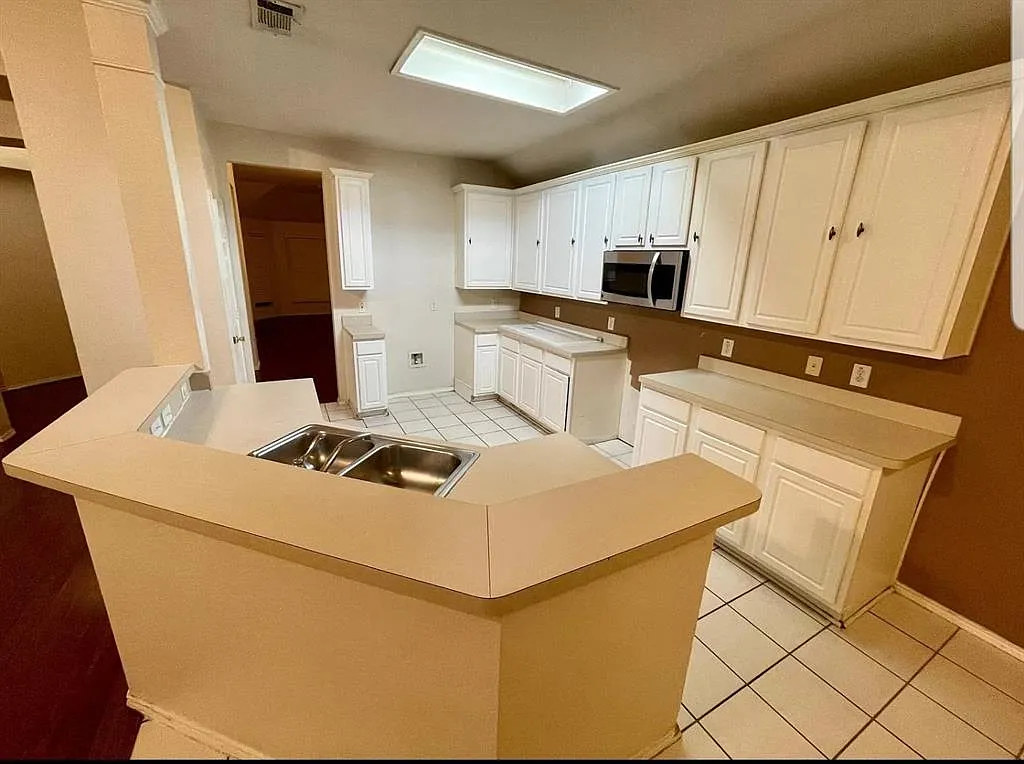 4 bed, 2076 sqft, $2,399 — Photo 2