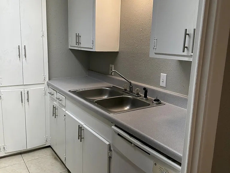 880 N 7th St #10 — Photo 8