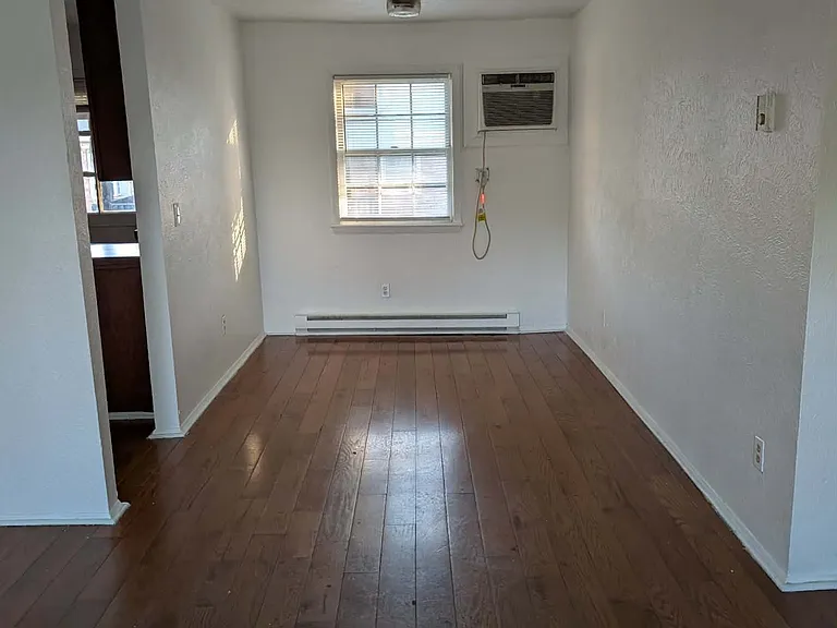 903 Oakwood St — Photo 8