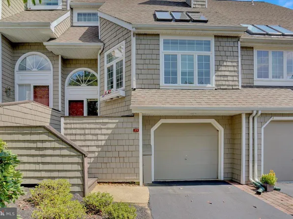 29 Newport Dr, Chesterbrook, PA 19087