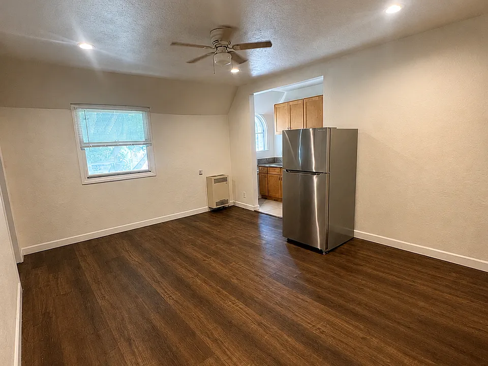1847 1/2 W Florence Ave #205