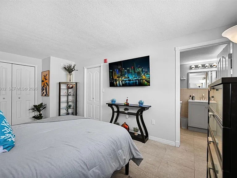 1334 Collins Ave #403 — Photo 19
