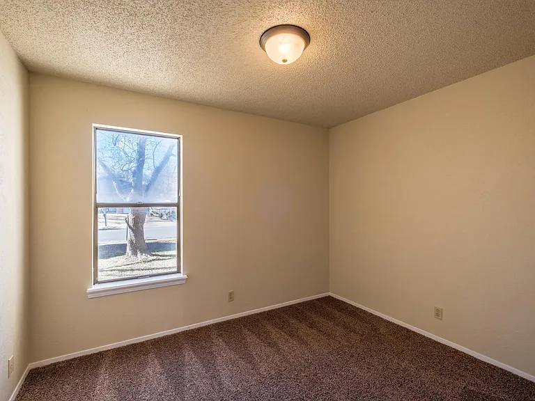 1805 Goodson Ln — Photo 5