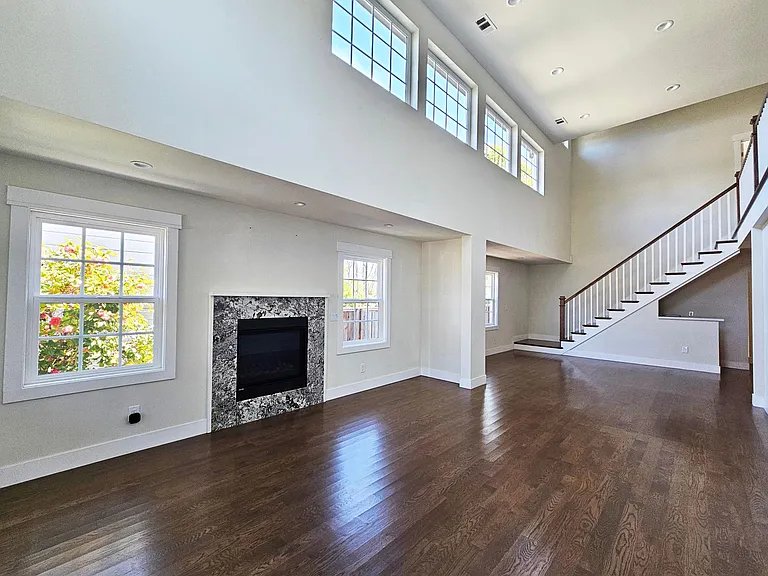 139 Plymouth Ave — Photo 3