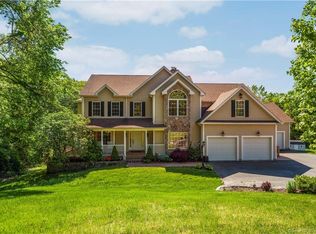 8 Hunting Ln, North Haven, CT 06473