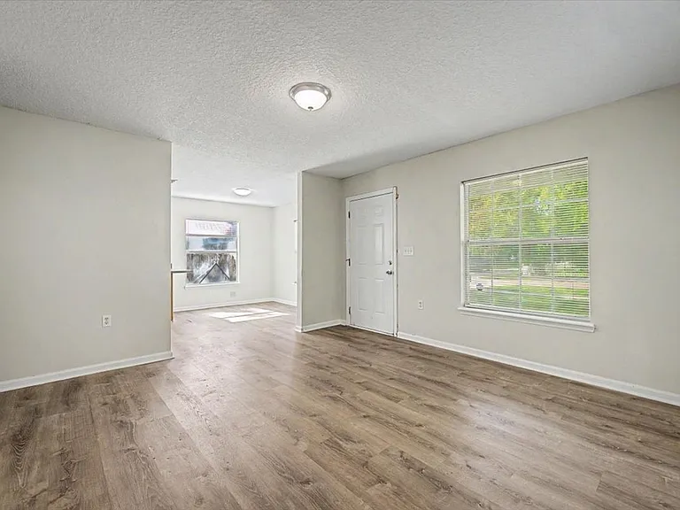 3303 Broadway Ave — Photo 10