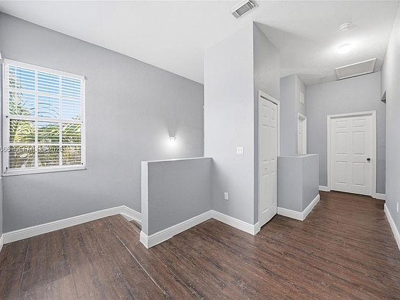 5th image of 902 SW 8th Pl #1