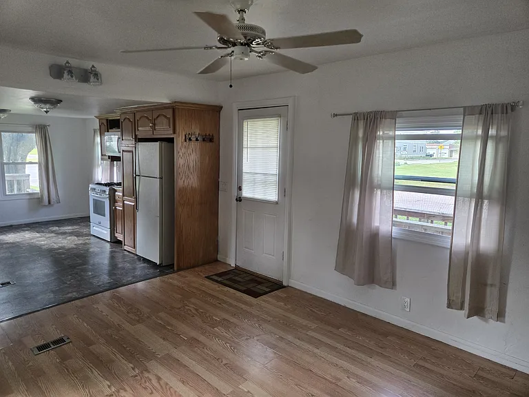 112 N Maple St — Photo 15