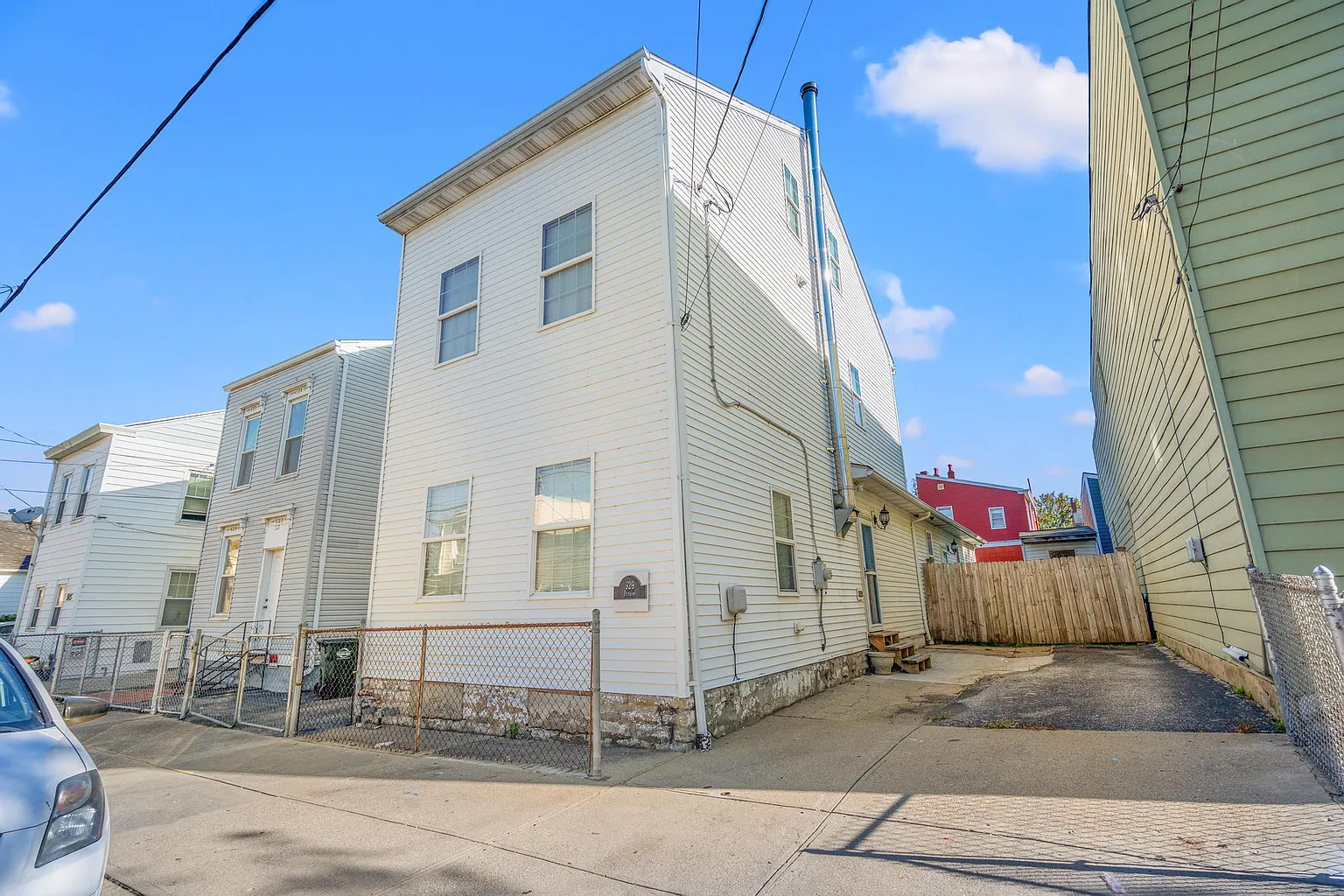 929 Putnam St photo 1