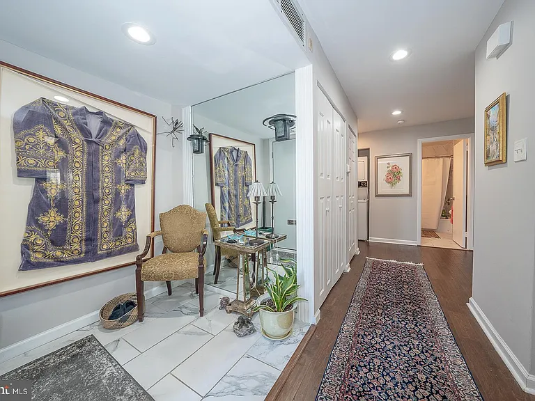 1710 Oakwood Ter #B — Photo 2