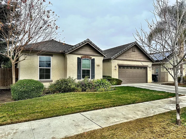 2101 N Lindsay Ct — Photo 2