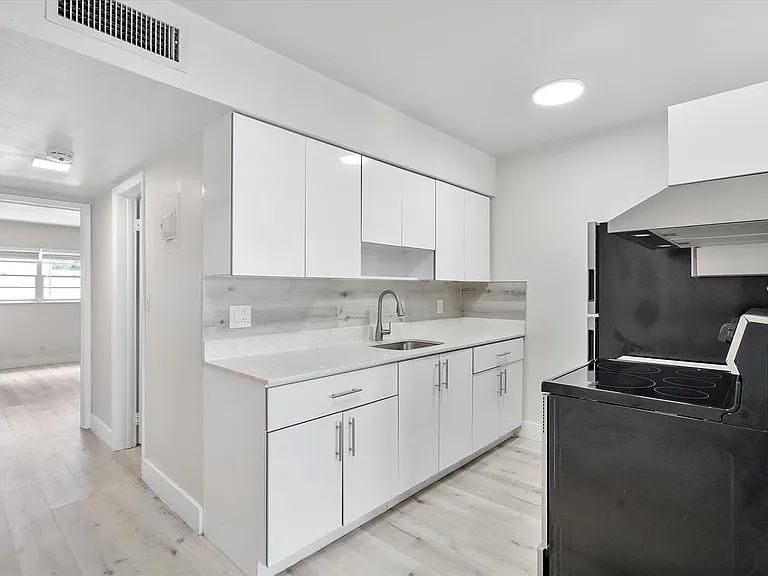 1638 Plunkett St #1 — Photo 13