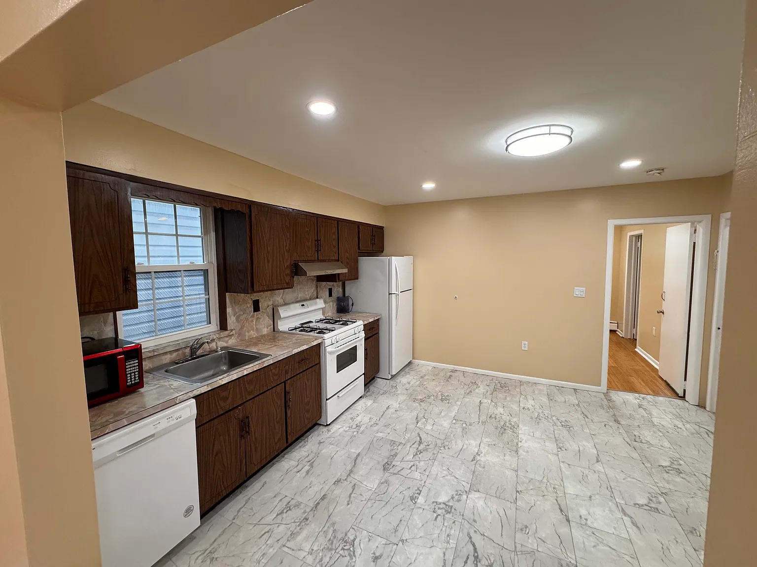 2 bed, 1000 sqft, $2,300 — Photo 2