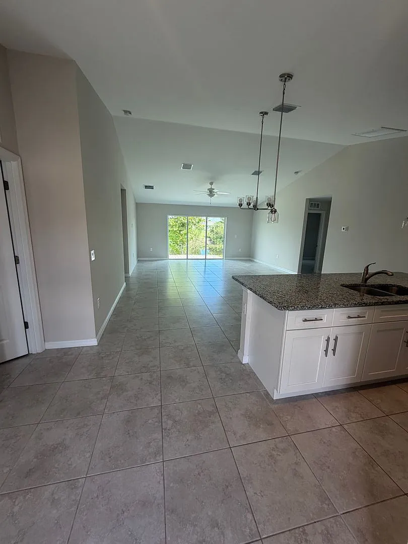 4 bed, 2.0 bath, 1565 sqft, $1,975 — Photo 2