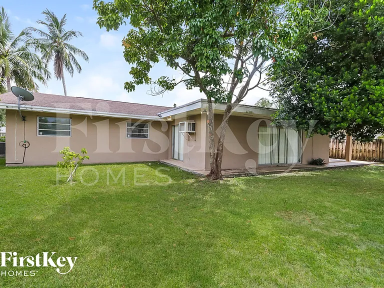 6871 NW 12th St — Photo 15