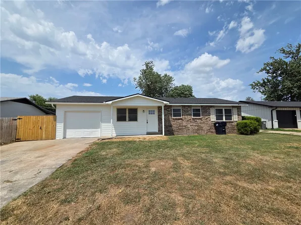 1305 W Bishop Dr, Rogers, AR 72756