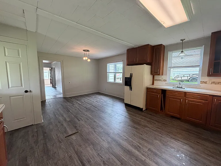102 W Jefferson St — Photo 5