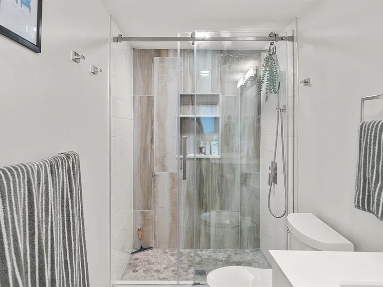 528 E 3rd St #1 — Photo 7