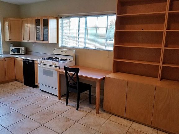 Large Kitchen with dining table