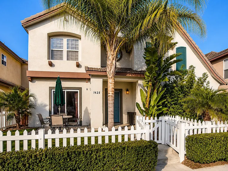 1425 Normandy Dr — Photo 1