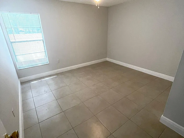 1916 Crystal Grove Dr — Photo 7
