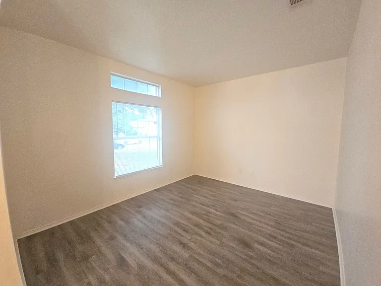 816 Dunkirk Ln — Photo 3