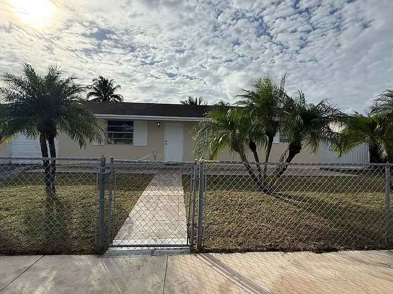 SW 133rd Pl — Photo 1