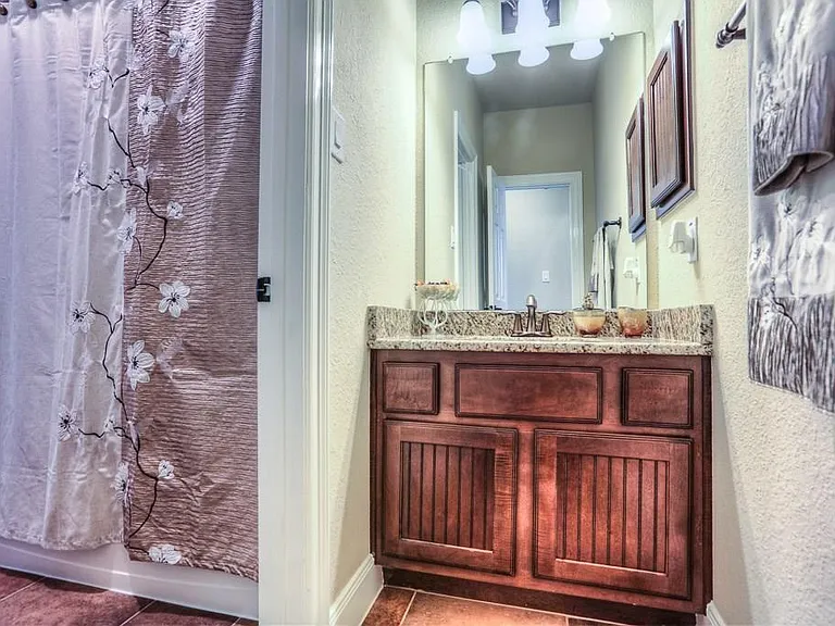154 W Hullwood Ct — Photo 36