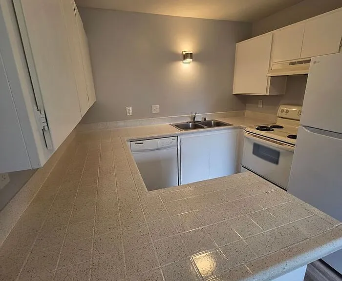 716 Ballantyne St #12 — Photo 5