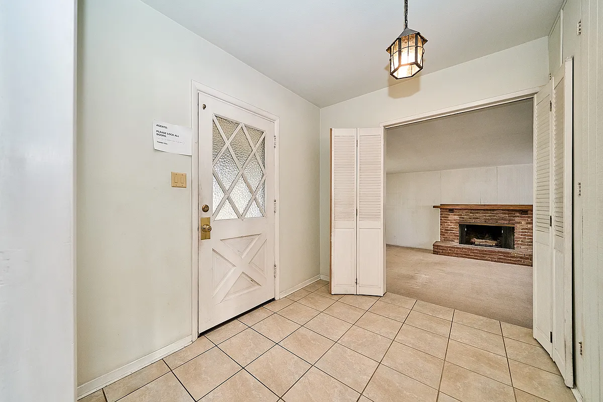 Building Photo - 315 E Las Flores Ave