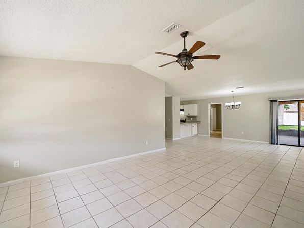 90 Wellshire Ln, Palm Coast, FL 32164
