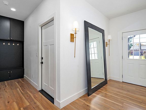 5th image of 224 W Cinton St Street