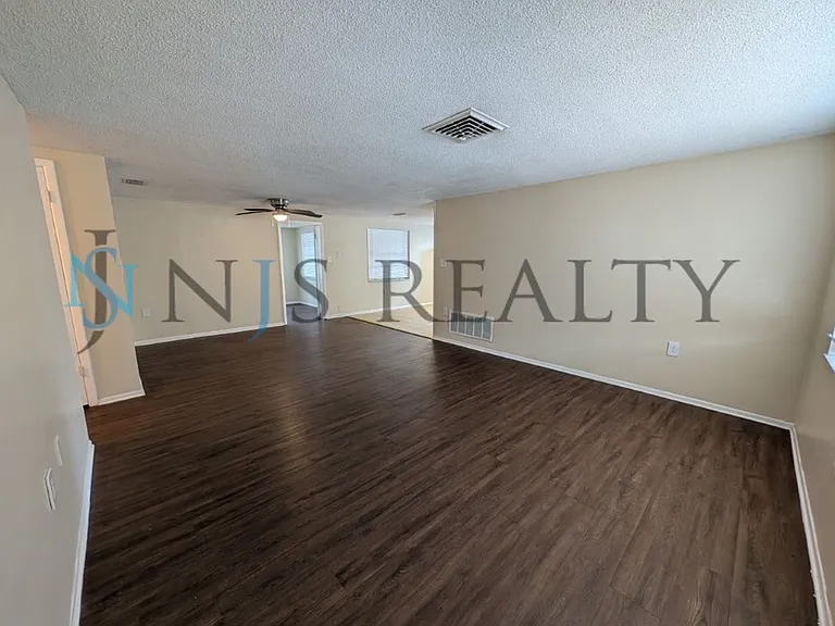 9520 Gray Fox Ln — Photo 3
