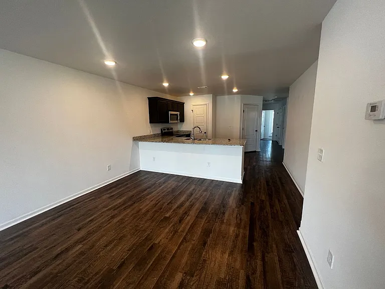 102 Anita Plz — Photo 6