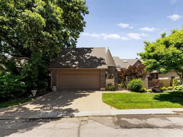 12520 Cedar St, Leawood, KS 66209