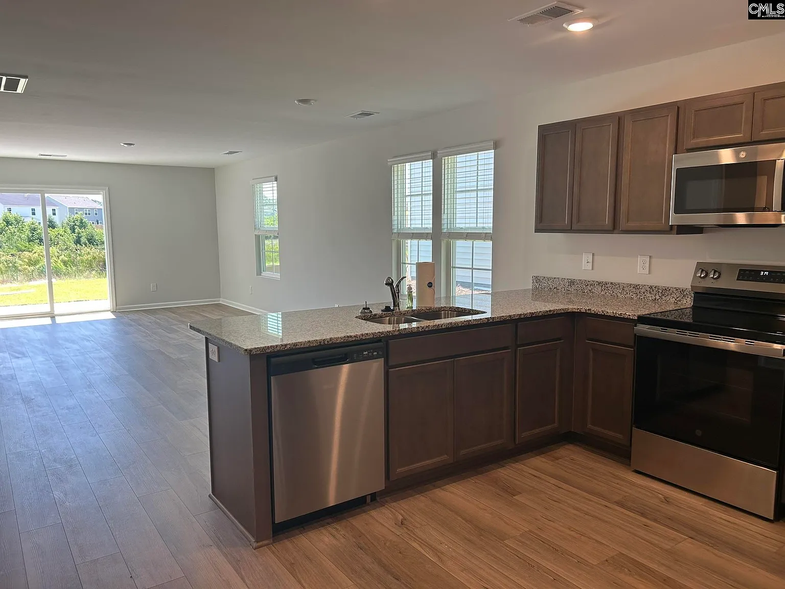 3 bed, 1720 sqft, $2,025 — Photo 3