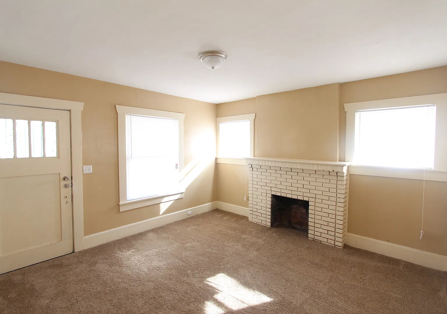 New On The Market! Fresh New Updates!! Better Hurry To See This One!! — Photo 3