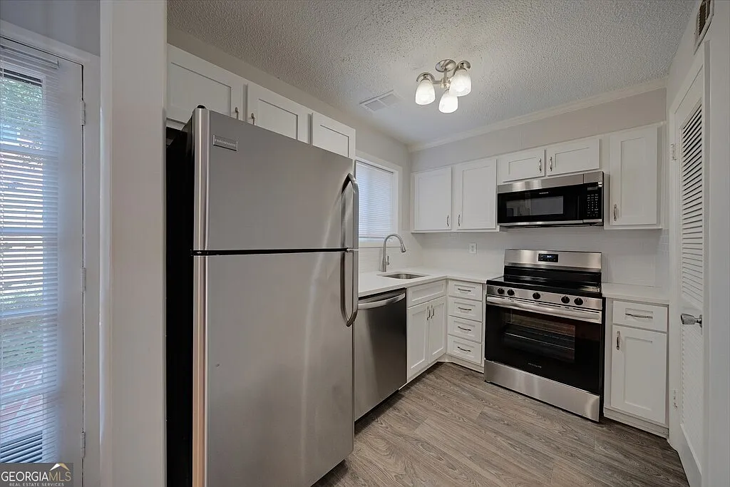 2 bed, 1.5 bath, 1064 sqft, $1,800 — Photo 3