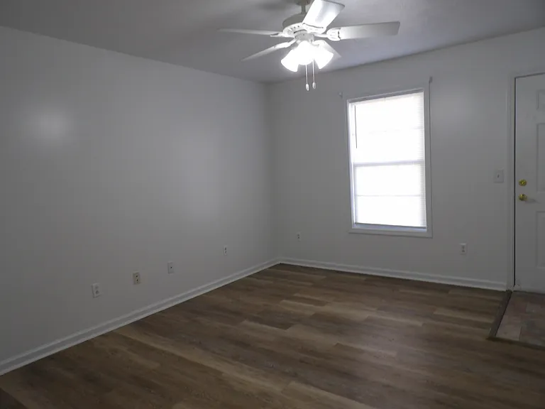 College Pointe Apartments — Photo 34