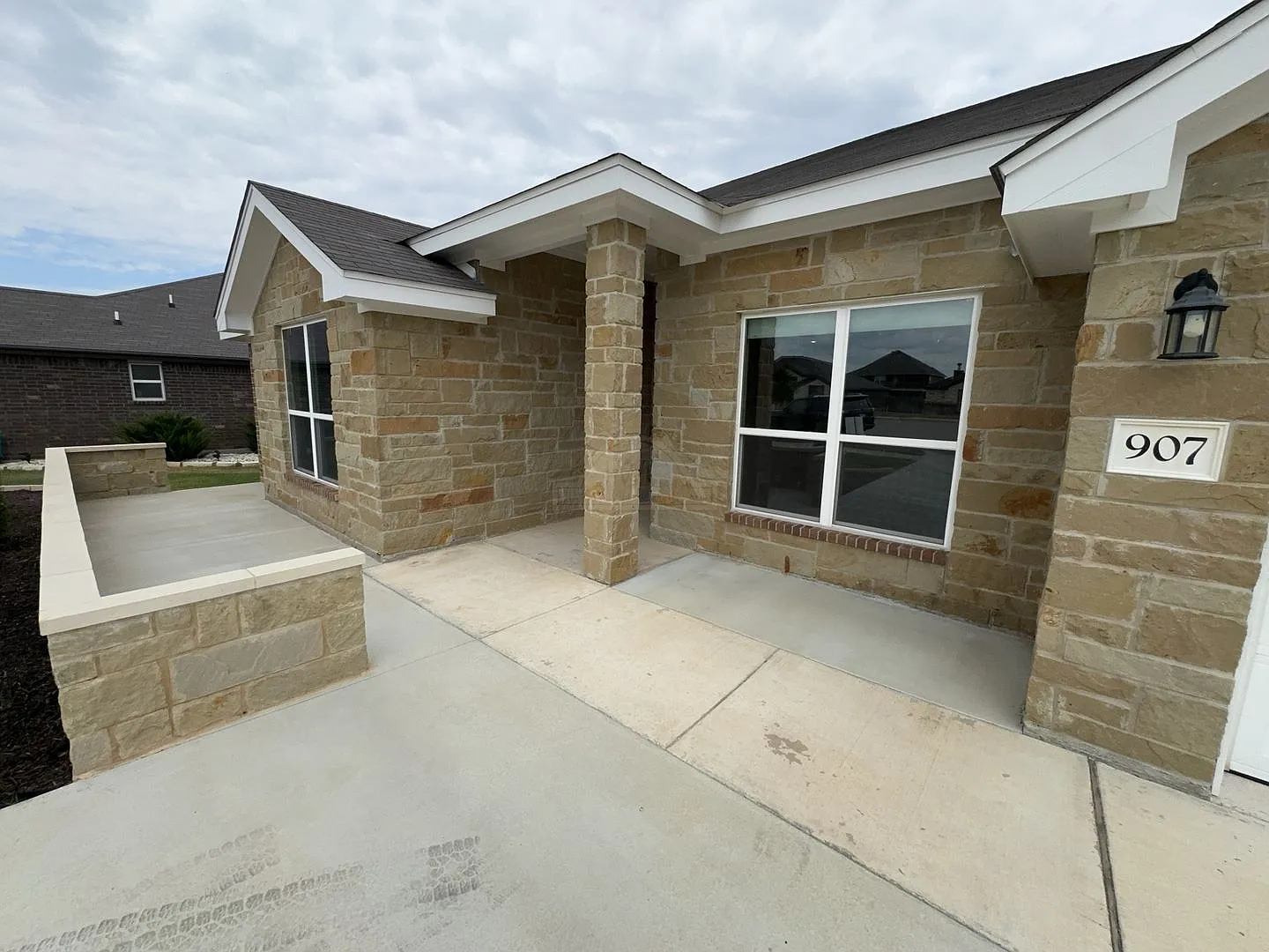 Modern 3-Bedroom Home — Photo 4