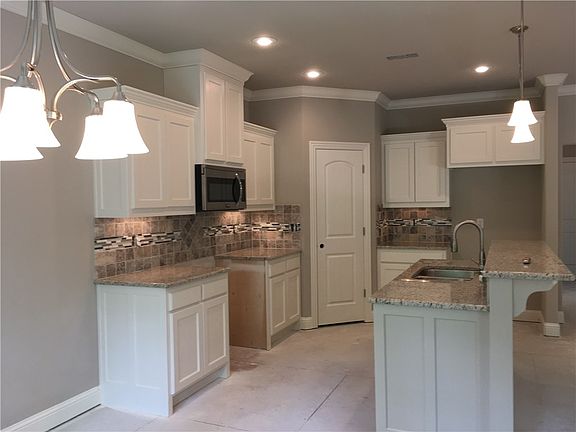 5th image of 20 Hallock Dr