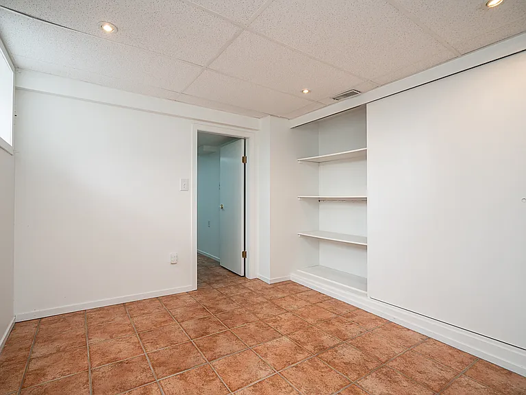 5626 Highbury St — Photo 32