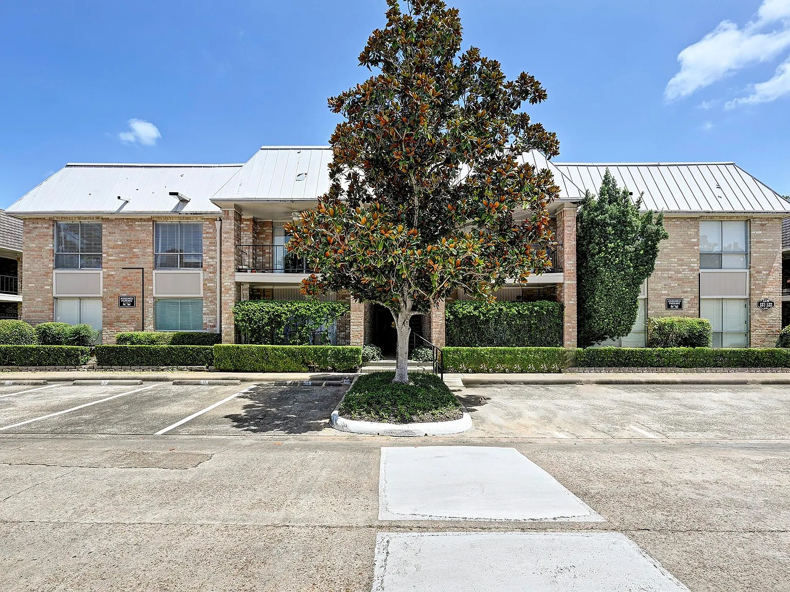 2 bed, 2.0 bath, 1052 sqft, $1,800 — Photo 1