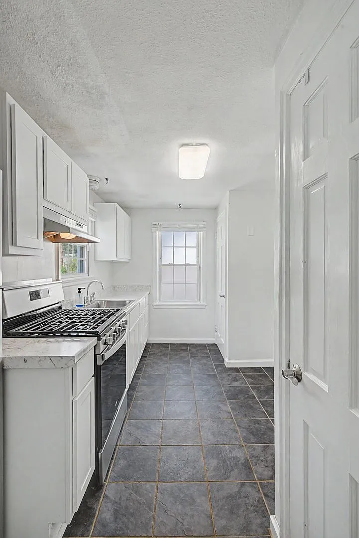 Cozy 2 Bedrooms Single-Family Home for Rent in Holyoke! — Photo 3